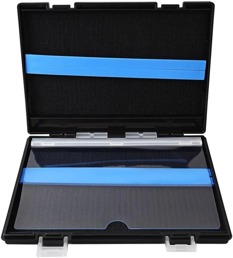 Caja compacta de aparejos de pesca ideal para organizar tus señuelos de manera eficiente