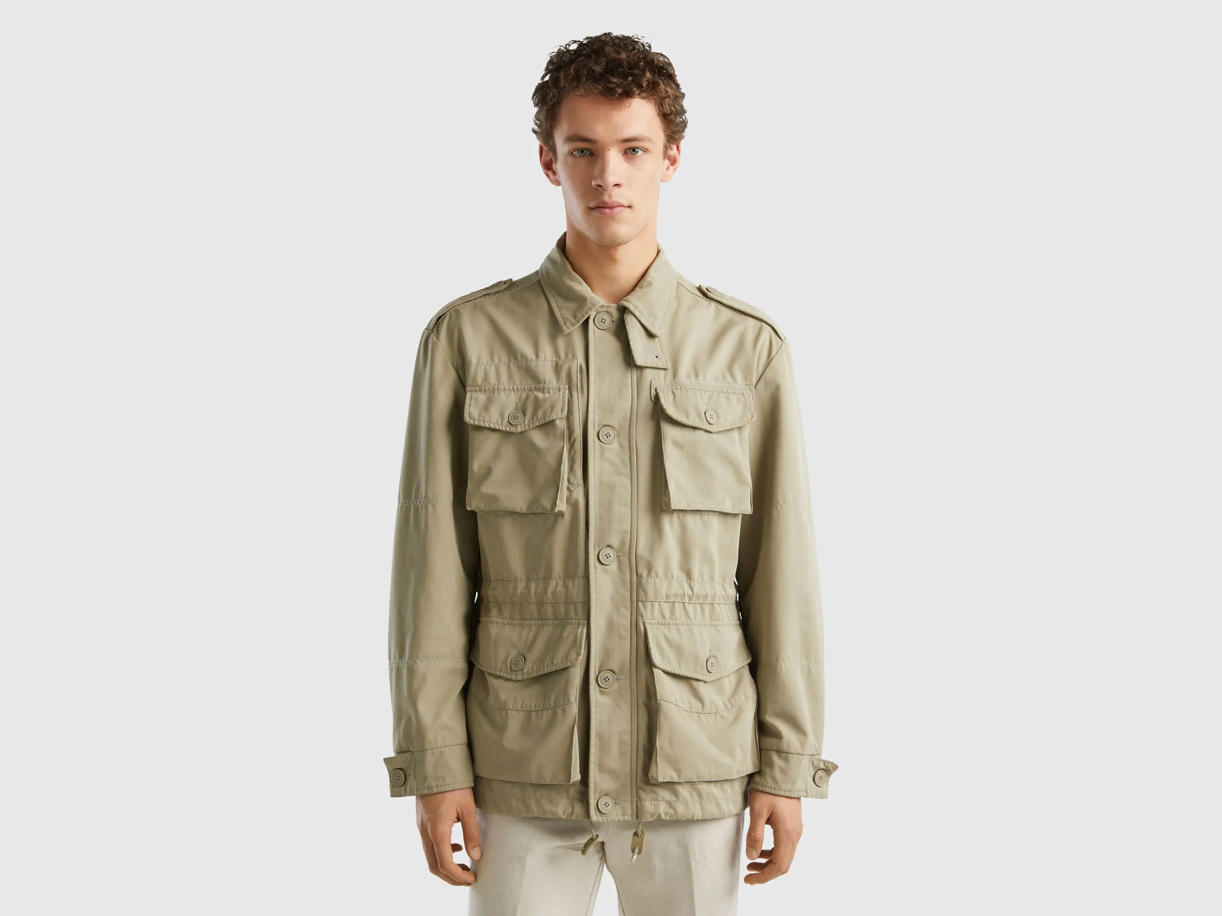 Chaqueta con bolsillos y cordón